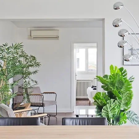 Eiffel Apartment